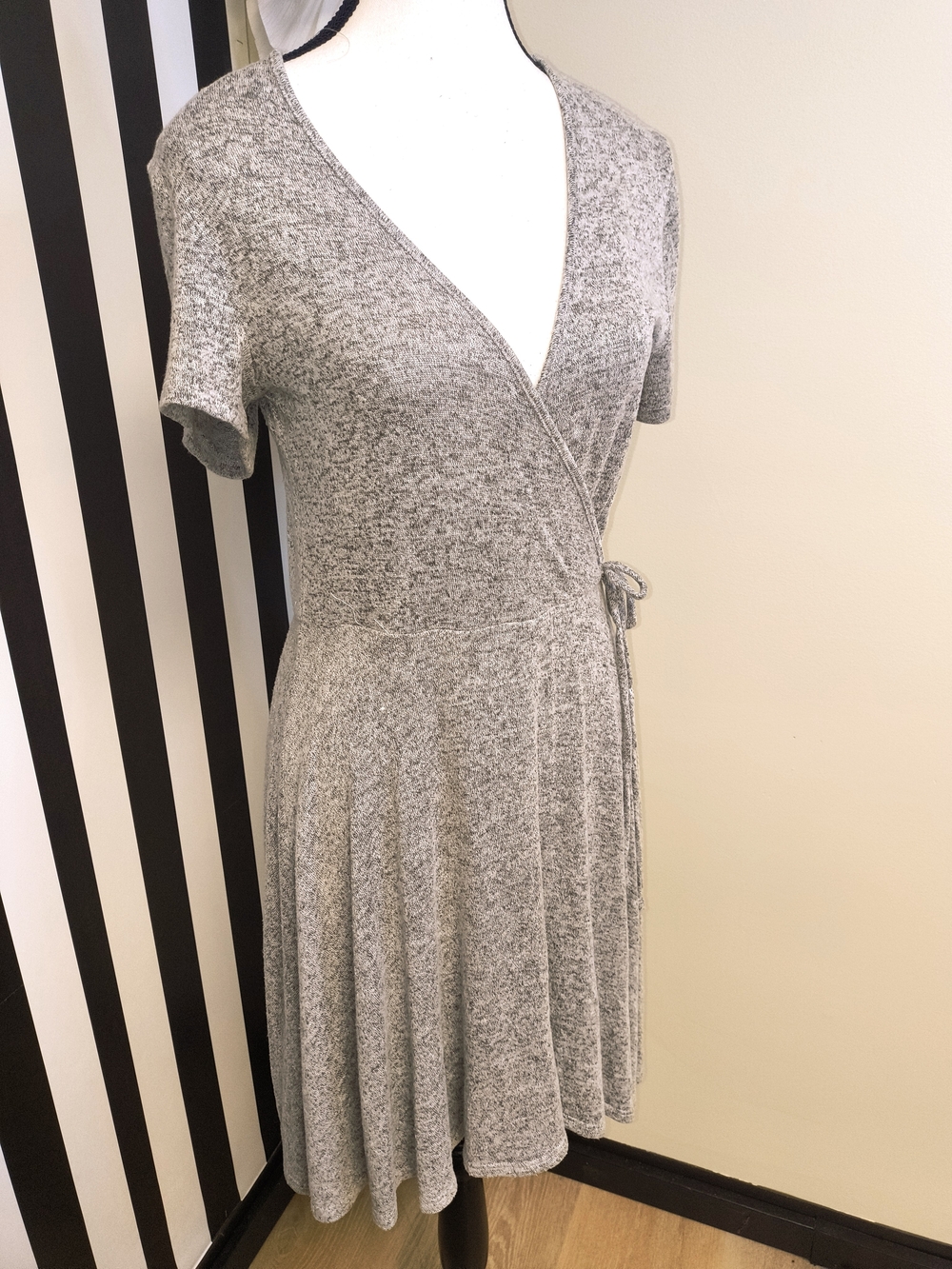 Alya Gray Short-Sleeve Wrap Dress with Side Tie - Picture 3 of 4